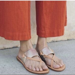 Soludos Platinum and Tan Slotted Thong Leather Strappy Sandal Size 5.5